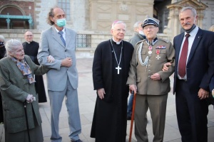 arcybiskup jędraszewski z wandą półtawską i majorem szuro
